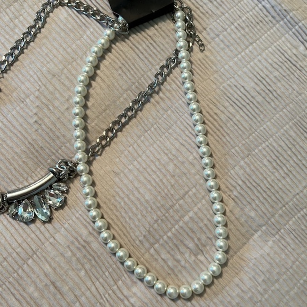 NWT Paparazzi Short Silver Necklace with Big Bold Diamond pendant w/ pearls - Picture 3 of 4